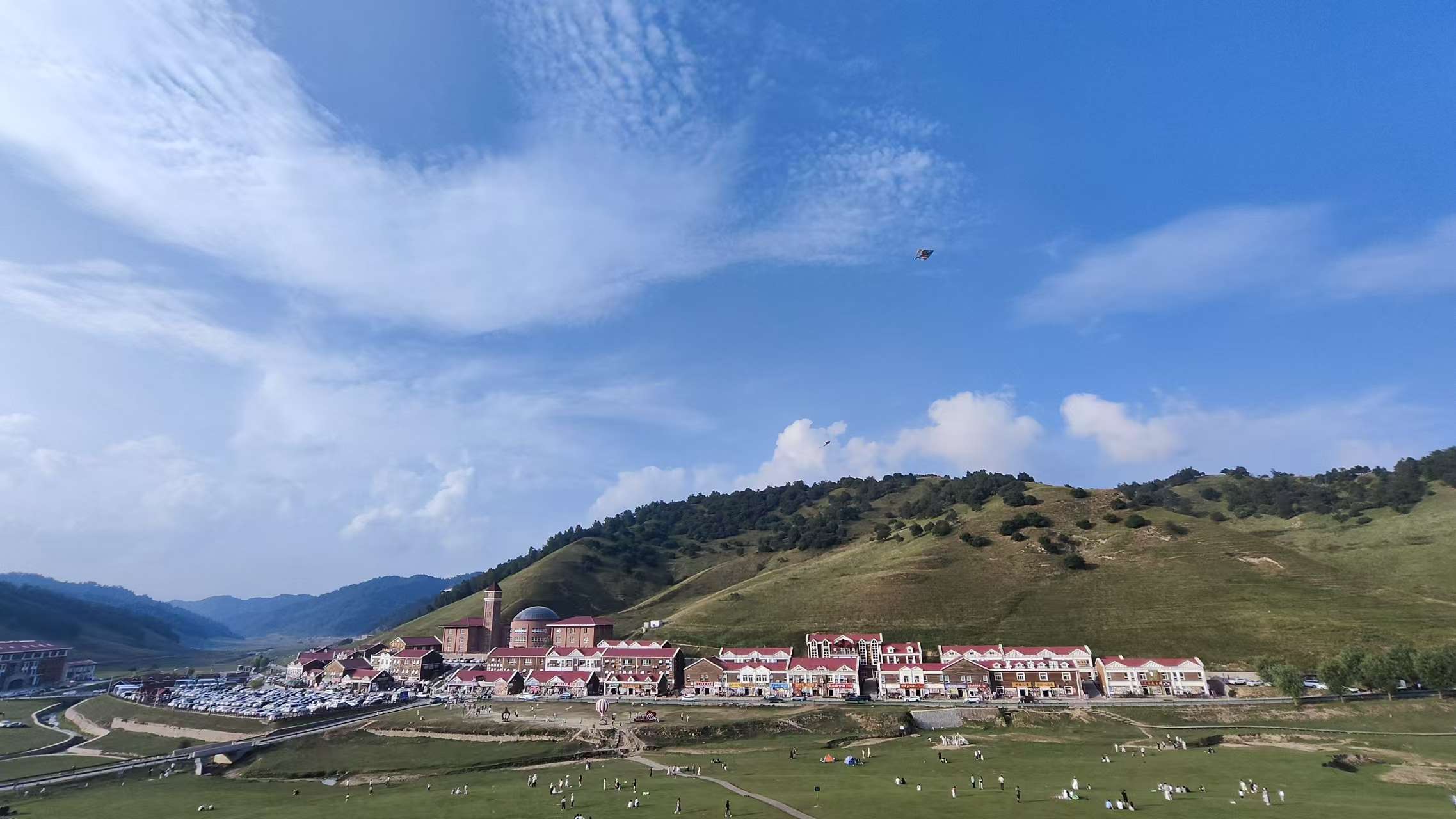 关山牧场的蓝天与山坡
