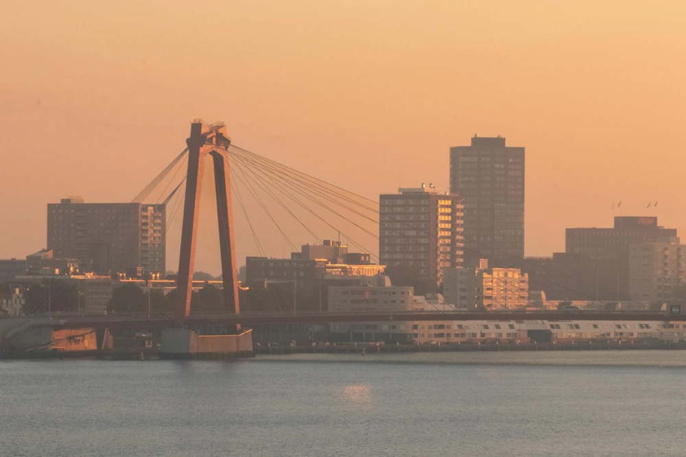 夕阳下的桥与远山
